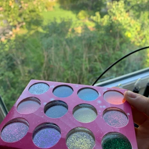 Glitter för naglar  - Gulliga små tuber med glitter och massor med olika färger🥰Aldrig använts bara öppnat och kollat. Säljer mycket nagel tillbehör nu eftersom att jag inte gör naglar längre❤️