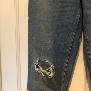 Ripped mom jeans  - sitter jätte snyggt på med bra storlek på hålen på knäna 