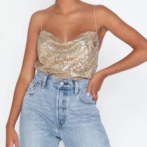 NLY Draped Sequin Singlet festtopp  - Slutsåld glittertopp från Nelly storlek  XS (passar även dem med storlek S) i oanvändt skick med lappar kvar. Kan skicka fler bilder vid efterfrågan.