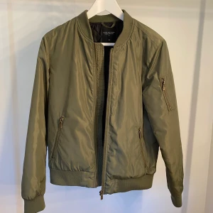 Bomberjacka  - Snygg bomberjacka! Knappt använd!