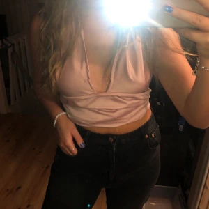 Rosa topp - Egensydd, rosa silkes topp som man knyter i bak🌸 Köparen står för frakt 63kr, eftersom att man knyter den i bak så passar den fler storlekar S-L. Buda i kommentarerna 🍓🍓