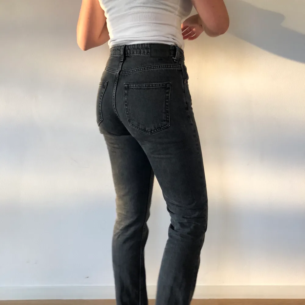 Svart-tvättade weekday jeans i strl 27/30 modellen ”Seattle”. Knappt använda då de är för små för mig. Highwaisted 🧡⚡️🔥 . Jeans & Byxor.
