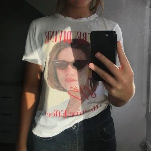 T-shirt från Zara - T-shirt från zara, har ett pyttelitet hål i ryggen för jag råkade tyvärr klippa i tröjan en gång men inget som syns eller töjts ut. 