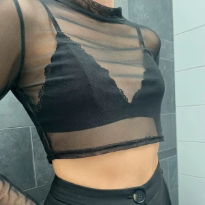 Mesh top - Svart cropped mesh top i nytt skick, perfekt som fest top med en bralette under!!🖤🖤
