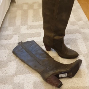 Mossgröna "cowboy" boots OANVÄNDA!  - Mörkt mossgröna cowboy boots som är oanvända. Nypris 850 kr.