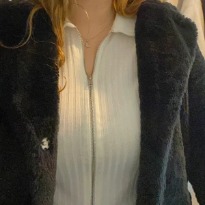 Pälsjacka - Detta är en jacka i fake päls från Lager 157 i storlek M. Hyfsat skick, det ända felet jag kan hitta är ett hål i tyget i fickan men inget man ser ”utifrån”. På mig som är 167 cm lång så går den över rumpan. Perfekt till höst och vinter. Jag sätter startpriset 140kr så buda på! Frakten betalar man själv.