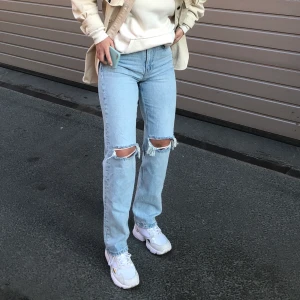 90s highwaist jeans från Gina Tricot - Strl 36, färgen Lt blue som ofta är slutsåld. Har använts men är i fint skick, har behövt köpa en storlek större.  Budgivning pågår till fredag kväll, kl 22. (Frakt 63kr) Just nu 380 plus frakt. Lagt bud ligger! 