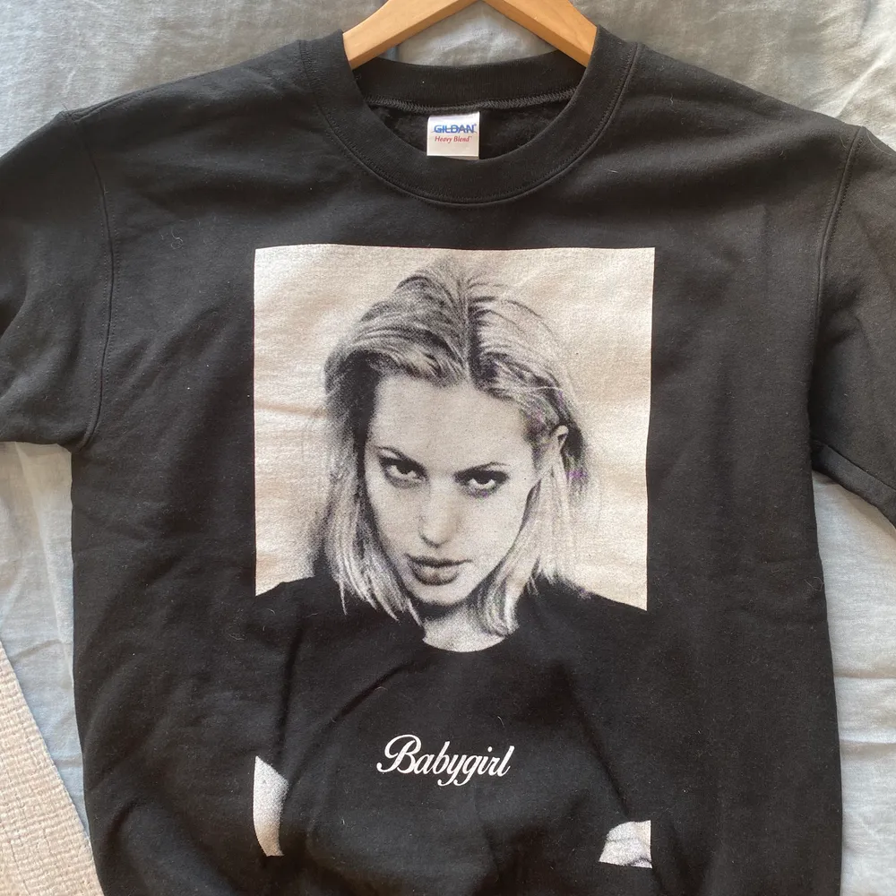 Säljer min sjukt snygga college tröja med tryck av Angelina Jolie samt texten ”babygirl”. Det är S men passar alla storlekar! 🥰. Hoodies.
