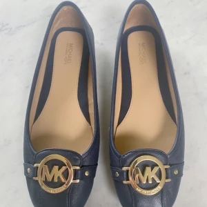 Helt oanvända Michael Kors skor  - Säljer nu dessa fina oanvända ballerinaskor från Michael Kors. Inköpta på NK. Nypris 1200 kr. Köparen står för frakt 💕 Budgivning avslutas torsdag 1 oktober 21.00. LEDANDE BUD 450 kr 