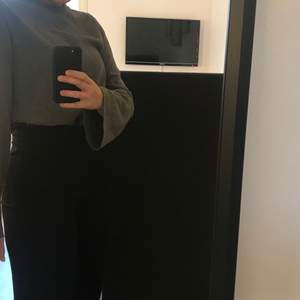 En superskön grå tröja från Gina Trickot i storlek medium, sitter lite tajt runt axlarna så skulle säga att det är som en small💛  100kr och köparen står för frakten