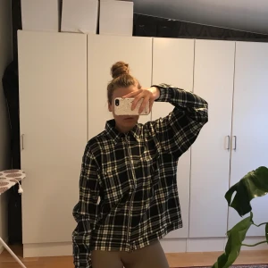 Jacka eller tröja- you choose!  - Riktigt snygg tröja från beyond retro! Har en dragkedja, vilket jag gillar. Mycket bra skick. Står att det är strl XL men passar mig som har S/M.