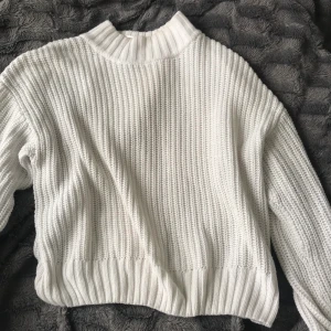 Stickad tröja med polo - Vanlig vit stickad tröja med polokrage från H&M. Storlek S.
