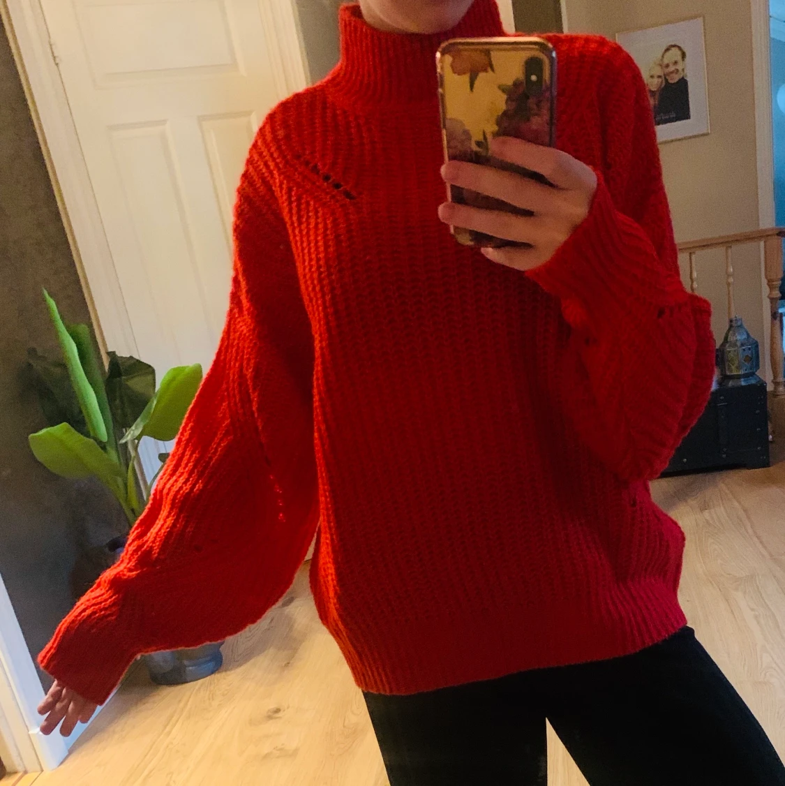 Stickad röd tröja med lappar kvar