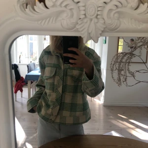 Rutig jacka - Sjukt snygg rutig jacka i från Gina Tricot🧚🏼‍♀️ jackan är i storlek M men passar mig som är en xs/ s!