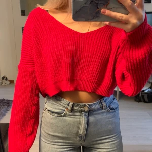Stickad tröja - Dehär är en röd ganska kort stickad tröja! Den har en jätte fin färg med en fin skurning upptill, jag har i storlek M i denna och sitter bra på mig som vanligtvist har S i tröjor❤️