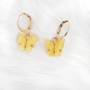 Gul fjäril örhängen  - Sälja gula örhänge, 45kr. Alla andra färger är slutsålda. Frakt 11kr. 💕 