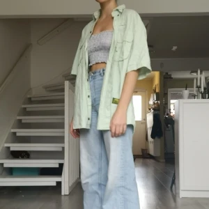 Kortärmad skjorta - Skitcool kortärmad skjorta!! ✨🥺💚  Är oanvänd av mig, men köpt second hand. Storlek L, men passar mig som brukar ha S. 