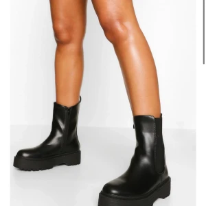 Boohoo chelsea boots - Säljer mina boots från boohoo då dom ej passade. Helt oanvända. Jag väljer att sälja dom här istället för att lämna tillbaka därför att frakten kommer bli så dyr om jag ska skicka tillbaka dom. Om fler är intresserade så gäller högst pris!