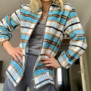 Trendig höst jacka  - En riktigt snygg höst jacka i rutig, passar XS & S !  Helt oanvänd, prislapp finns kvar!!!! 