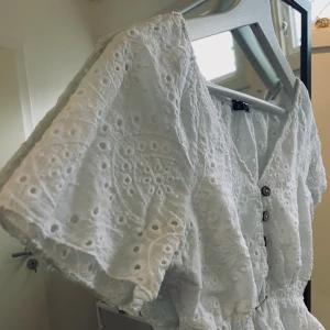 SÖT TOPP - Denna super söta topp ifrån BOOHOO. Jag har satt en säkerhets nål då jag tycker personligen att tröjan var liten vid när nere. Går att ta bort säkerhetsnålen men den med följer. Nypris ca 129kr säljes för 49kr😘