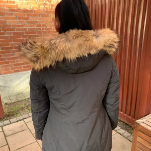 Jacka  - Hej säljer nu min  jacka med äkta päls har används 3 gånger knappt liknar woolrich jätte mycket fräsch inga hål eller sol blekta märken 