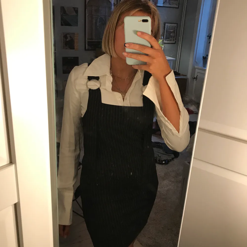 Oanvänd klänning från Pull & Bear med lappen kvar. . Mekot.