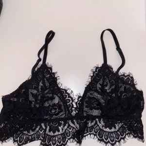 NA-KD bralette st XS/S - Supersnygg NA-KD bralette i svart spets. Den passar både XS och S. Denna är otroligt snygg men tyvärr för liten för mig som normalt har M/L. 