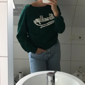 Grön sweatshirt med tryck#sweatshirt#trend#mysig#tröja - Jätte fin sweatshirt tyvärr är plagget för litet för mig och måste säljas.                                                                    Tryck: Brooklyn.                                                              Märke: kommer tyvärr inte ihåg.                                  Hoppas  någon annan får användning av den här fina och mysiga tröjan. Kontakta i kommentarerna om ni finner det minsta intresse och ni får jätte gärna ställa frågor.                   Frakt ingår ej 👚✨🤩🥵✨👕💗😊✨😍🔥🏙😍🤩✨