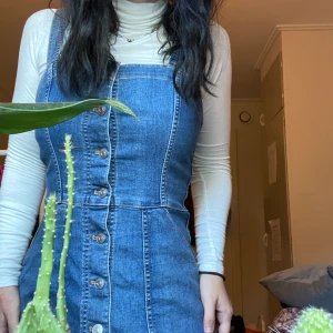 jeansklänning - jättefin jeansklänning i nyskick, endast provad. strl 36. samfraktar vid köp av fler saker