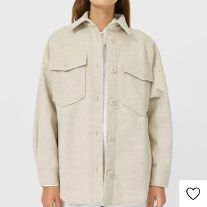 Skjortjacka xs  - En helt ny jacka från Stradivarius. Inte helt min stil så säljer den vidare! Ord pris 399kr. Använd ca 3 ggr. Frakt på 50kr tillkommer. 💃🏼