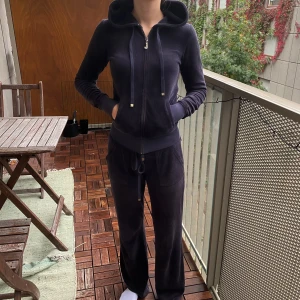 Juicy Couture tröja - Superfin juicy Couture tröja i mörkblått. BUDA🤎