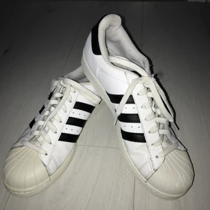 Adidas skor - Fina vita Adidas skor. Ytterdelen är gjord av polyester och läder, sulan av gummi. Väldigt bra kvalite, bekväma. Använda ett par gånger. Köparen står för frakten.