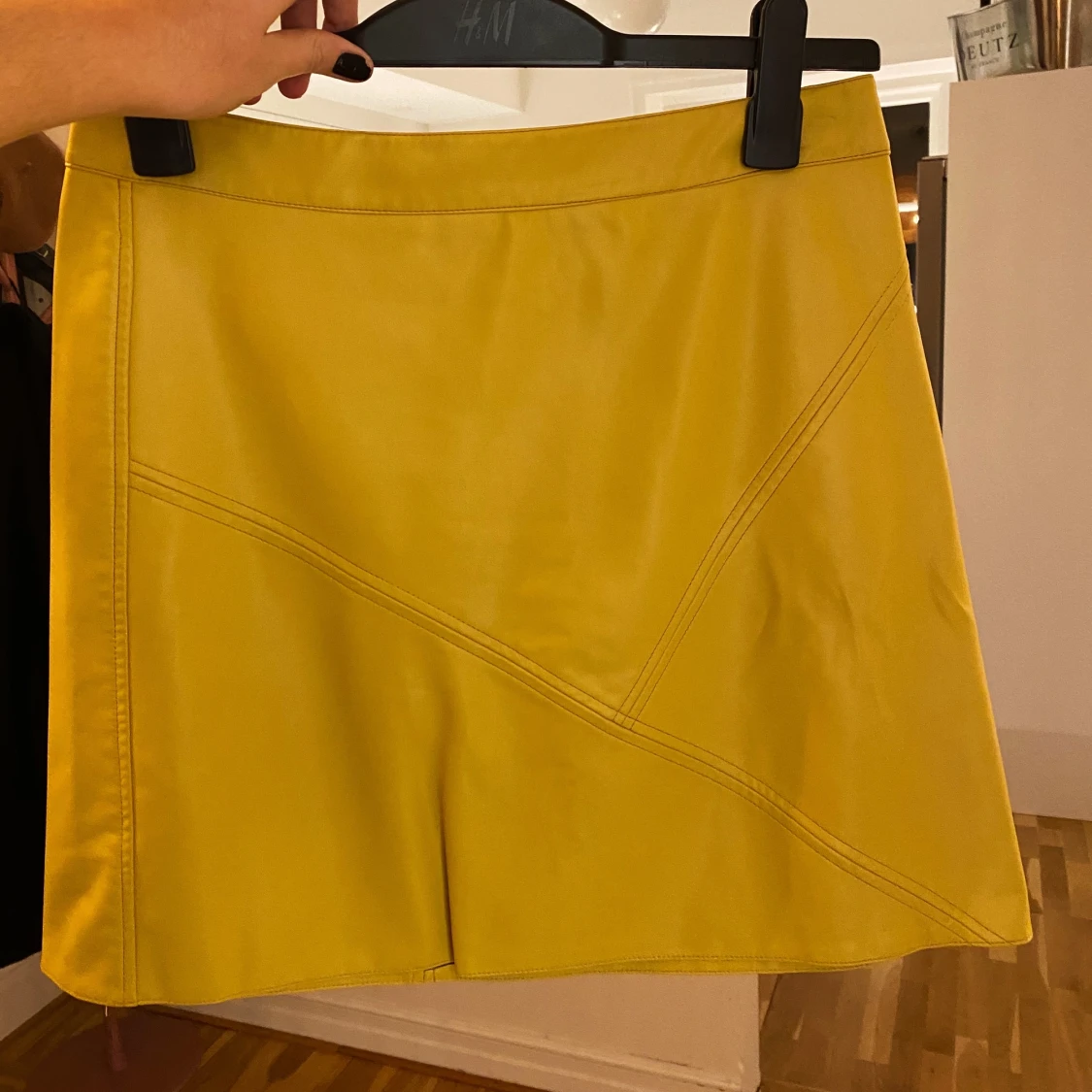 Gul kjol i skinnimitation - 90