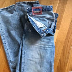 Jeans från Acne i modellen ”1997 Classic Fit”, storlek W25 L34. Köpta i vintras på Acne butiken i Stockholm. Nypris 2300kr och mycket fint skick 😇