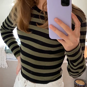 Randig tröja - Säljer randig tröja med fin grön färg i nyskick. Köpt från Gina Tricot. Köparen står för frakten 💜