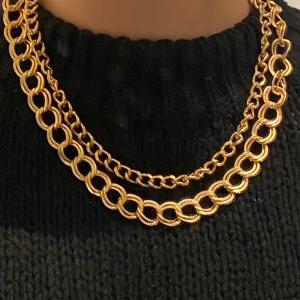 Guld kedjor  - Ett halsband med två lager av guldgedjor i olika storlekar. Superfint och känns tungt, och inte alls plastigt! Köparen står för frakt på 42kr 