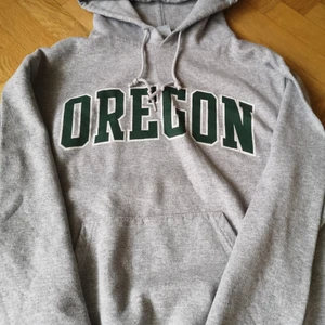 Champion collegetröja  - Champion vintage hoodie Size S, cond generell wear bud från 300 kr, minsta höjning 25 kr, buda i kommentarerna köp direkt för 550 kr 