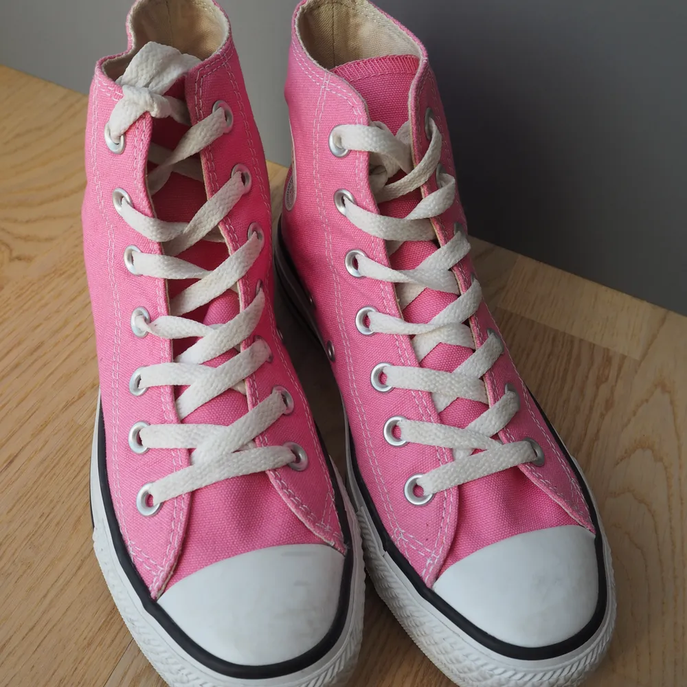 Säljer ett par rosa Converse i stl 36,5! Dom är i nyskick då dom endast är använd 1-2 gånger! Tyvärr är dom för små för mig därför säljer jag dom. Bor man i Uppsala kan man hämta dom här annars kan jag skicka dom med postnord skicka lätt 63:-. . Skor.