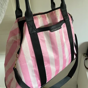 Victoria Secret Resväska - Köpt på Victoria Secret i Göteborg , frakt är inräknat i priset. 