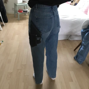 Jeans med detaljer stl 26/34 - Säljer ett par skitsnygga jeans från asos collusion med coola detaljer (lite lika snickarbyxor). Storlek 26/34 (säljer pga lite för små för mig, jag är 170cm). 200kr + frakt. Kan oxå mötas upp i Göteborg. 