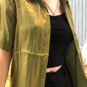 Olivgrön skjorta  - En ascool skjorta i olivgrönt med skimmer. Buda 🥳