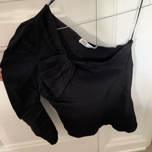 One shoulder topp - Zara - Super fin topp från Zara🌸🌸Köpt förra sommaren men endast använd på dessa bilder så som nyköpt!🌸🌸köpt för 350kr säljer för 150kr + eventuell frakt💖