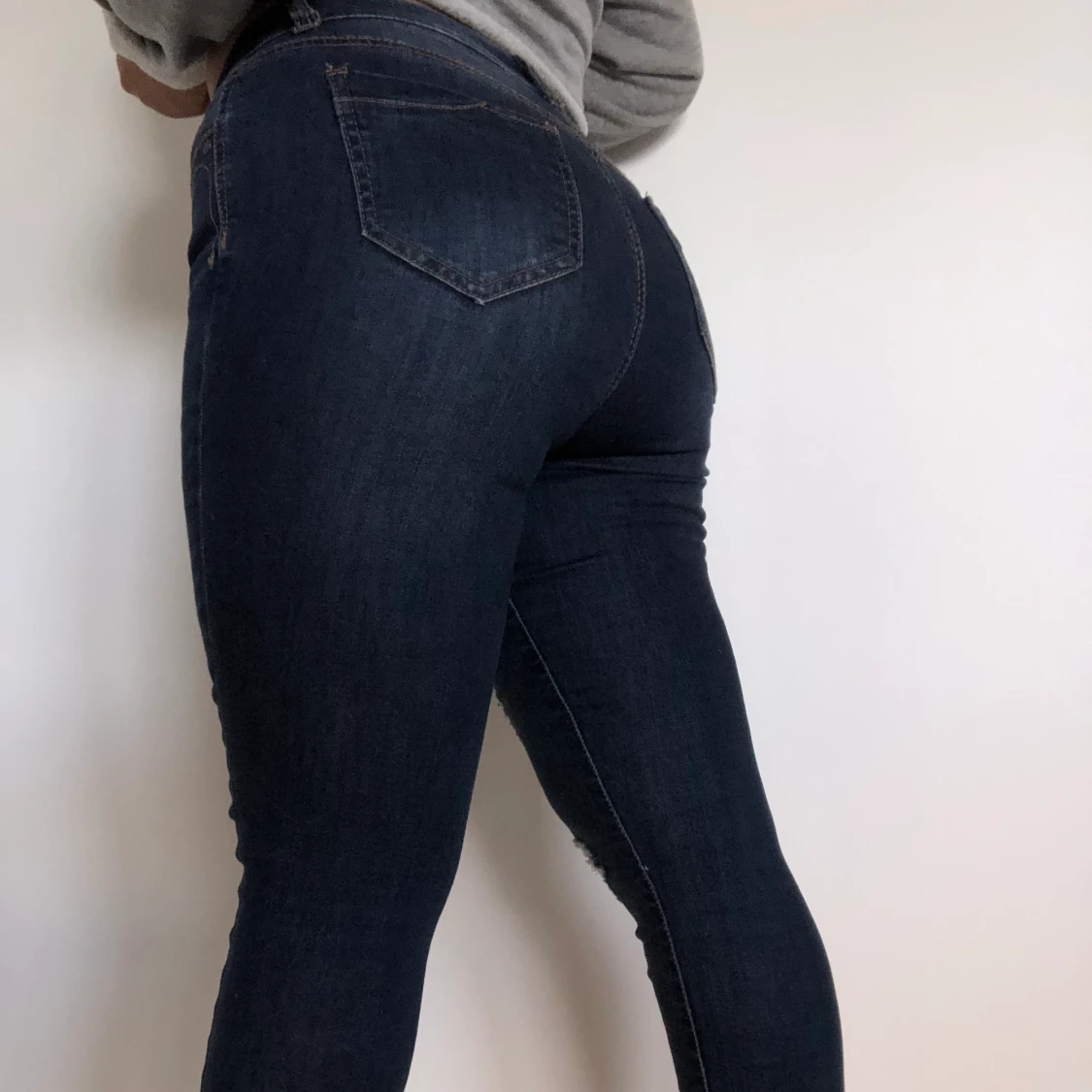 Mörkblåa ripped jeans - 90