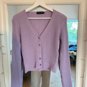 Stickad kofta - Superfin kofta från Pretty Little Thing i strl M, passar S-M💕 Aldrig använd