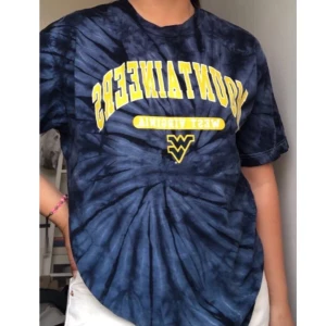 Tie dye-tröja  - Tie dye t-shirt köpt på Beyond Retro😁 superfin och gammal favorit, men kommer inte till användning längre😢 frakt tillkommer/möts upp i sthlm