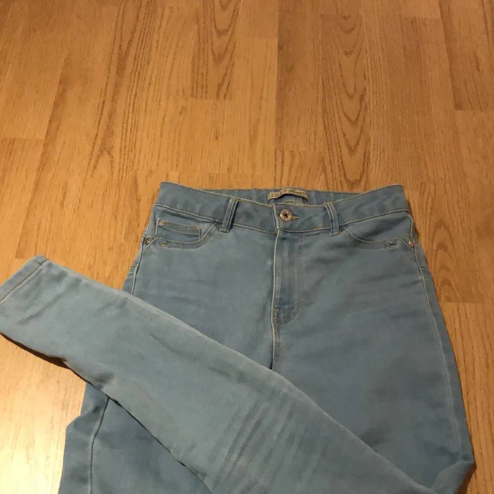 Säljer nu dessa fina blåa jeansaktiga byxorna då de tyvärr har blivit för små😢 Bra kvalitet och sparsamt använda🌺 Köparen står för frakt📬. Jeans & Byxor.