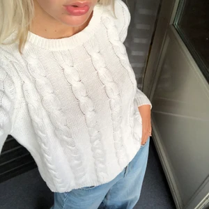 Kabel stickad tröja! - Jätte söt vit stickad tröja! Perfekt nu till höst/vintern!❤️ sticks absolut inte jätteskönt material! Finns inget att klaga på!