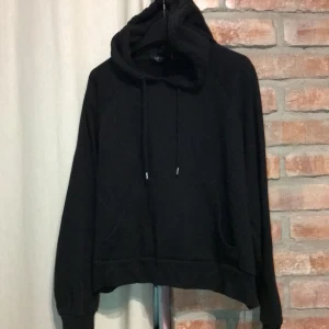 Lite croppad hoodie strl m men sitter lika bra på en s  - Svart hoodie köpt för 300kr säljer för 50kr+frakt