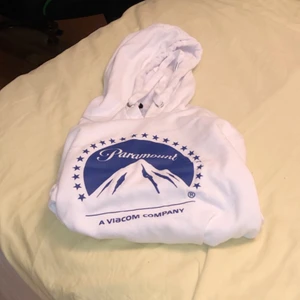 Fin hoodie ifrån h&m - Fin och skön säljs på grund av att den inte kommer till användning! Skriv för fler bilder. Köparen står för frakt!