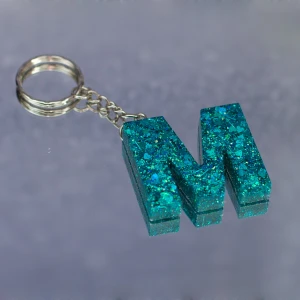 Nyckelring turkos - Betalning sker innan jag gör nyckelringen. Detta pga tidigare oseriösa köpare. ⚠️ Beställ din egna unika nyckelring med valfri bokstav (A-Z) enligt bild. Dessa görs för hand och varje nyckelring blir därför unik. Leveranstiden är lite längre (ca 3-5 dagar) då de måste härda ordentligt innan de skickas. Självklart får du en bild på din nyckelring när den är färdig! 😊🌺 Fått så många fina kommentarer om min egna nyckelring. 😍 Frakt tillkommer.